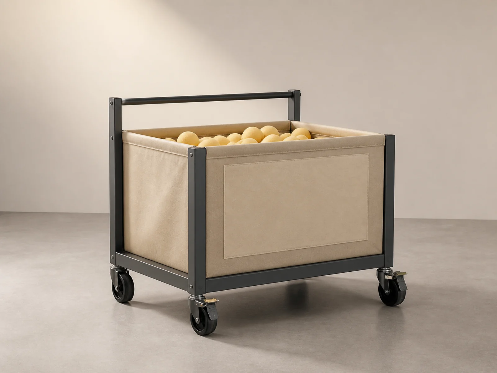 Mobiler Ballwagen mit sandfarbenem Canvas-Korb und schwarzem Stahlrahmen