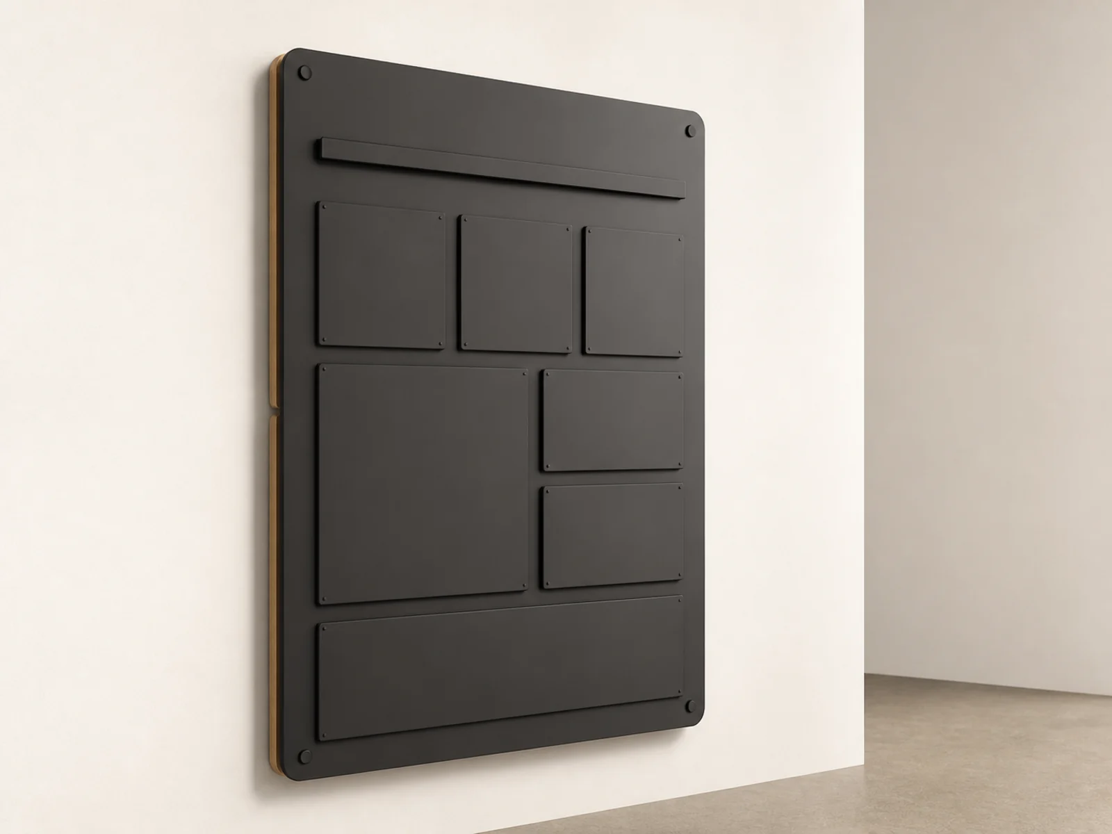 Warmschwarzes Wayfinding-Panel aus Stahl mit gefrästen Piktogrammen